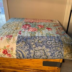 Elegant Floral Patchwork Quilt